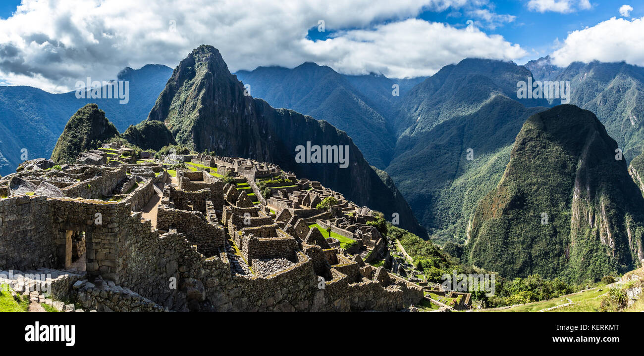 Vue panoramique du sommet aux anciennes ruines inca et à la montagne Wayna Picchu, Machu Picchu, Urubamba provnce, Pérou Banque D'Images