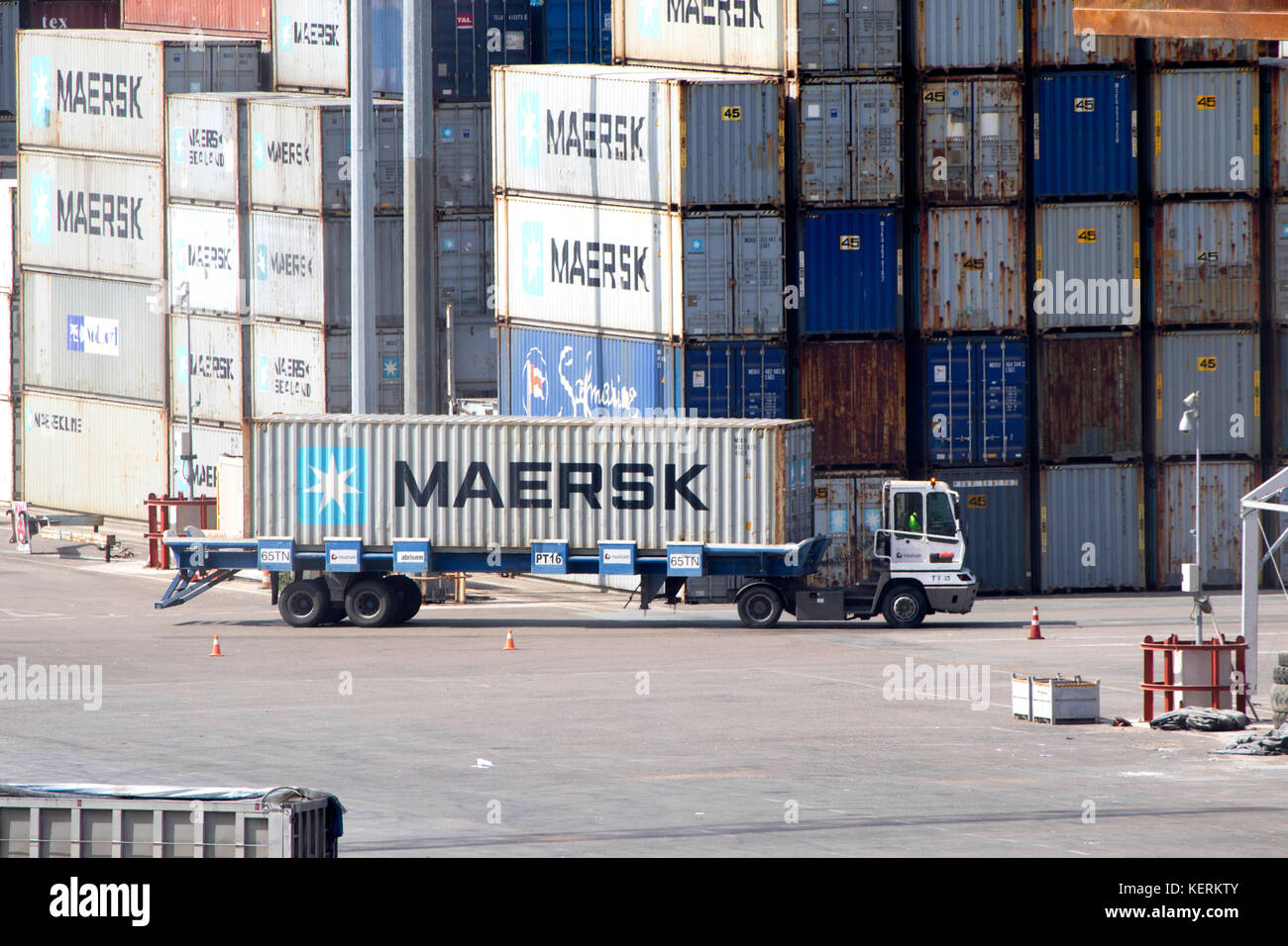Camion transportant un Maersk Container à un dépôt d'expédition à Valence, Espagne Banque D'Images