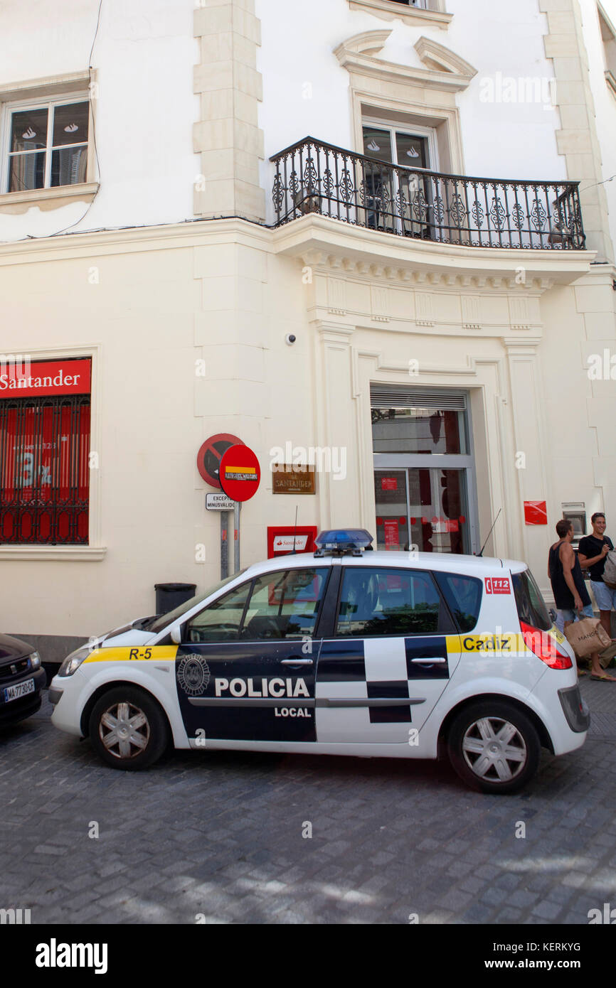 Voiture de police locale à Cadix une ancienne ville portuaire dans le sud-ouest de l'Espagne Banque D'Images