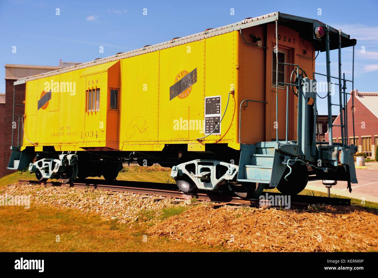 Un vestige de l'époque de l'exploitation ferroviaire lorsqu'un fourgon a été un élément de fixation à la fin de chaque train de marchandises. Belle Plaine, Iowa, États-Unis. Banque D'Images