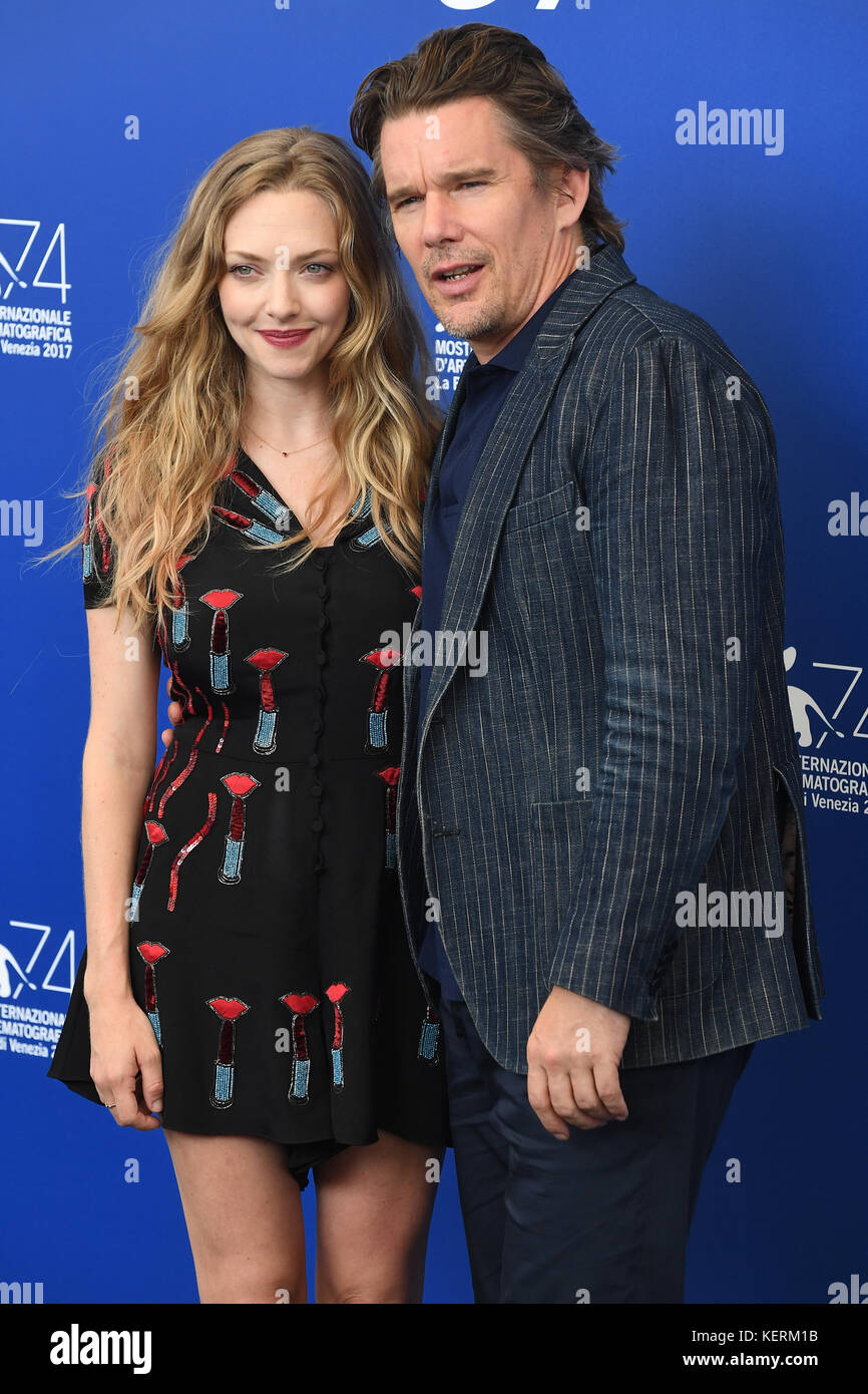 Amanda Seyfried et Ethan Hawke assister à une séance de photos pour la première d'une rénovation complète en 74e Festival du Film de Venise à Venise, Italie. © Paul Treadway Banque D'Images