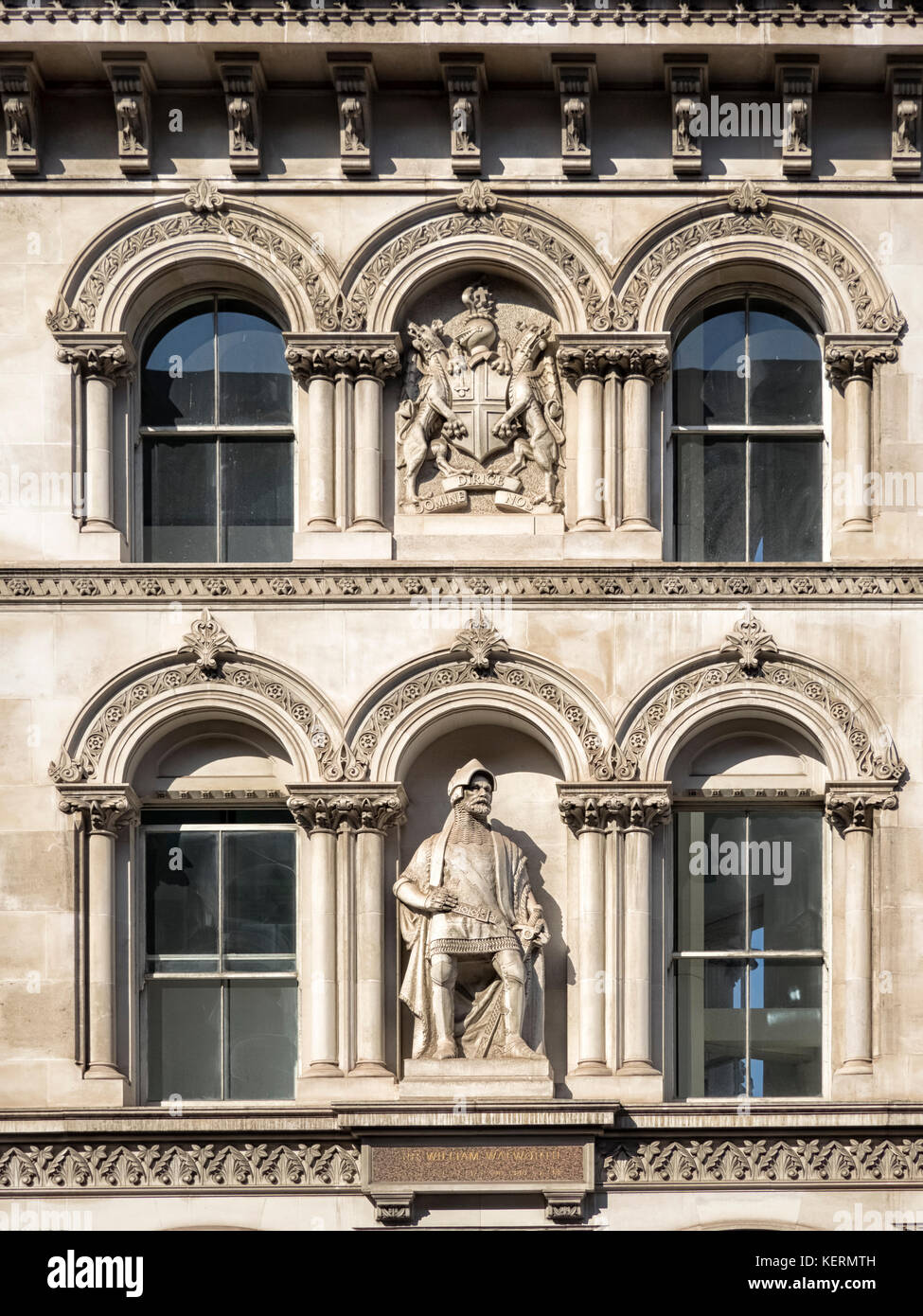 LONDRES, Royaume-Uni - 25 AOÛT 2017 : l'édifice à la fin du viaduc Holborn avec la statue de Sir William Walworth, deux fois maire de Londres en 1300s Banque D'Images