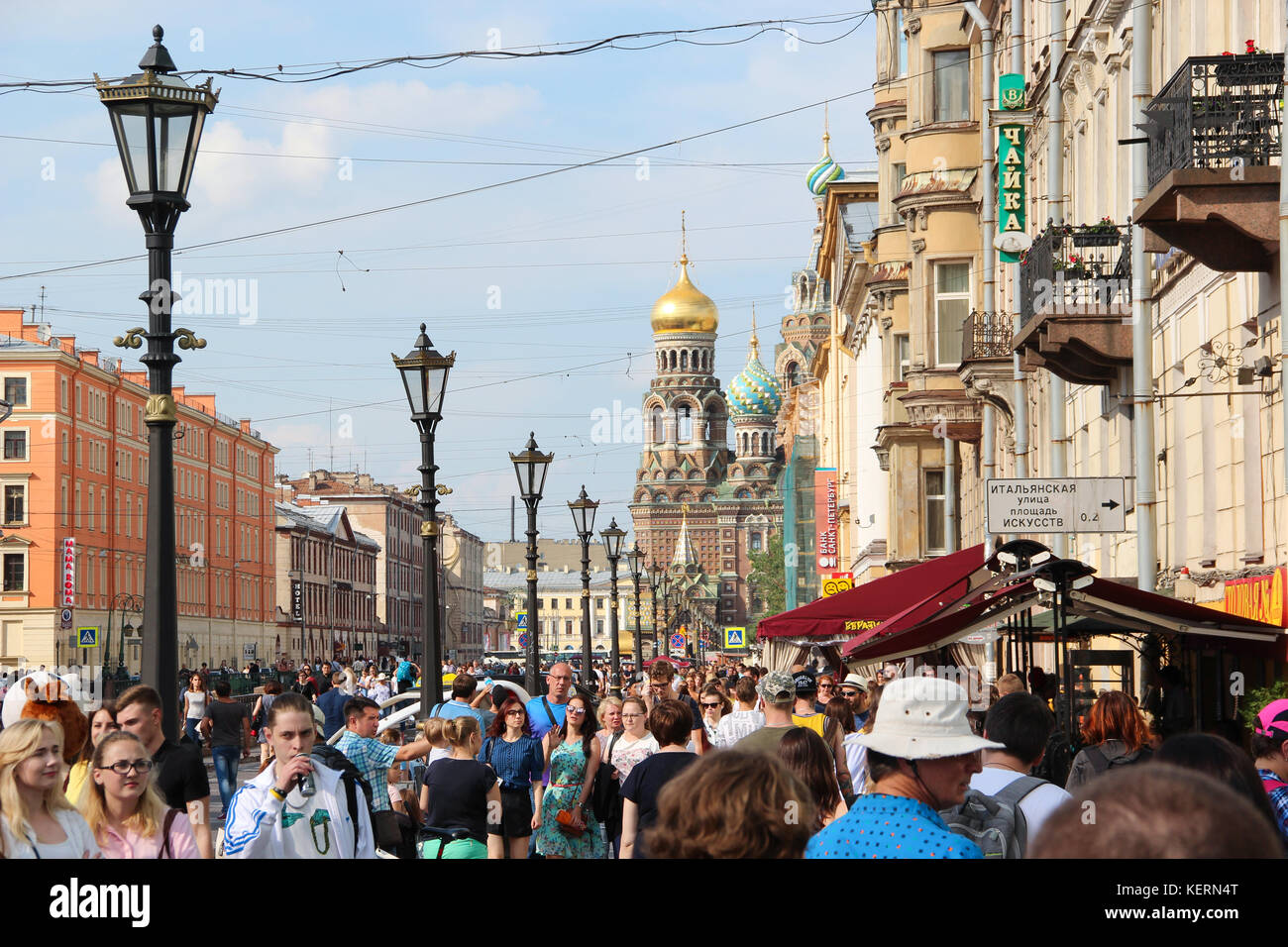 Rue pittoresque, historique, à l'église sur le sang plein de piétons. journée ensoleillée, une foule de touristes. lampadaires, cafés, boutiques de souvenirs, Banque D'Images