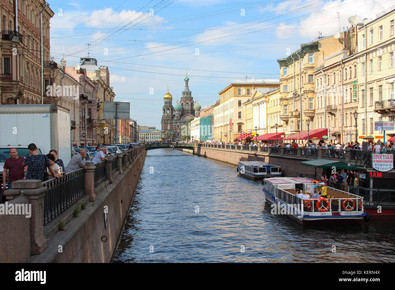 Canal griboyedov pittoresque, historique et la rue à l'église sur le sang plein de piétons. journée d'été, foule de touristes avec de l'eau excursion. Banque D'Images