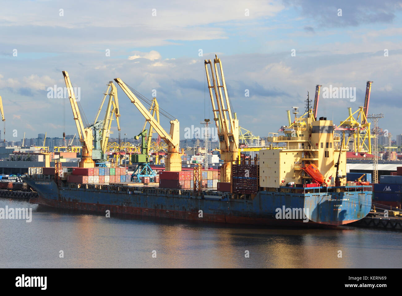 Le port du fret. Conteneurs à marchandises sont chargées / déchargés sur un navire commercial à l'aide d'une grue dans le port de la ville. L'été. Transport d'affaires Banque D'Images