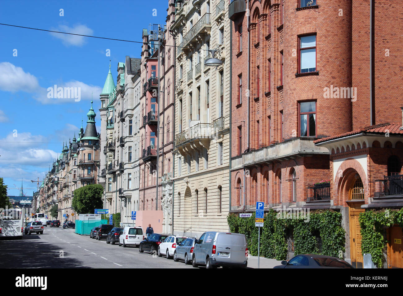 La vue de la rue avec un classique de style scandinave suédois, maisons de brique rouge et jaune de plâtre, la voiture est garée dans la rue, centre-ville Banque D'Images