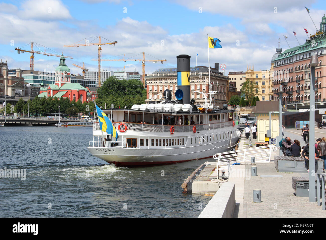 Stockholm, Suède- 27 jun 2017:swedish vintage navire à passagers une cheminée. retro navire touristique pour une visite sur l'arrière-plan... Banque D'Images