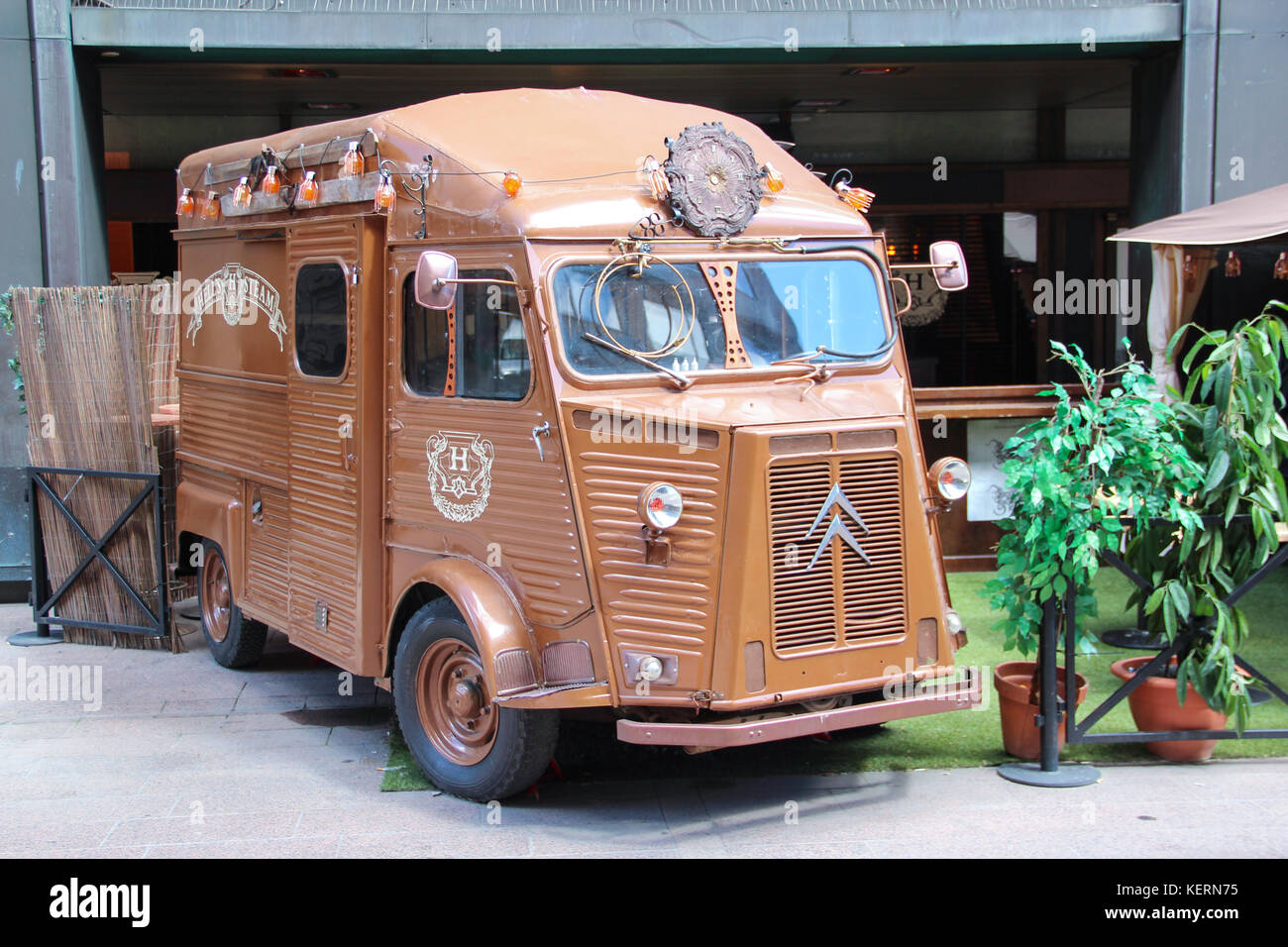 Vintage Retro steampunk minibus citroen hy 60s-70s beige brun debout sur la rue de la ville. Banque D'Images