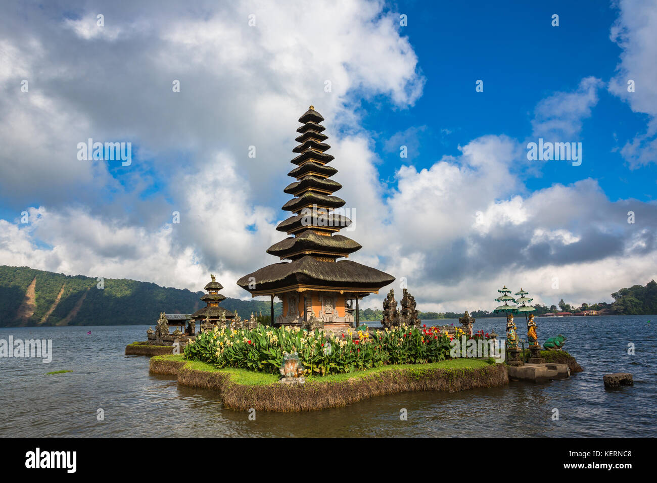 Pura Ulun Danu bratan, temple sur le lac. Bali, Indonésie. Banque D'Images