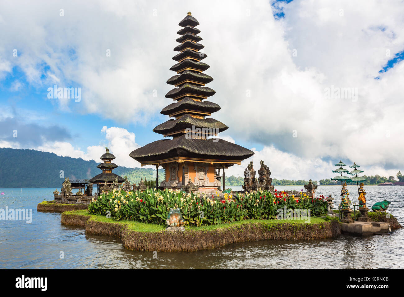 Pura Ulun Danu bratan, temple sur le lac. Bali, Indonésie. Banque D'Images