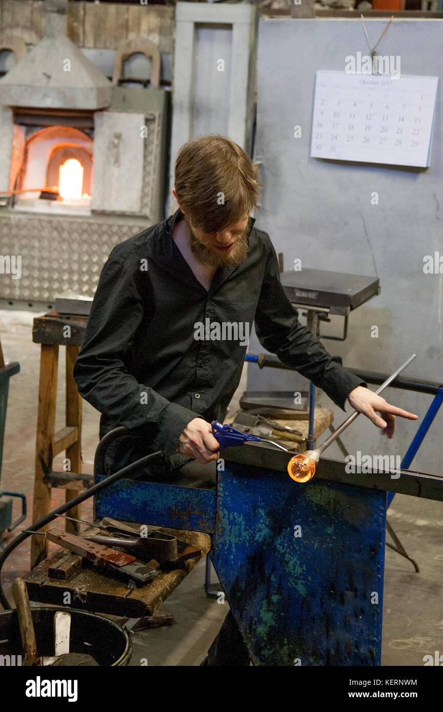 SOUFFLEUR DE VERRE à Reijmyre Glassworks au travail 2017 Banque D'Images