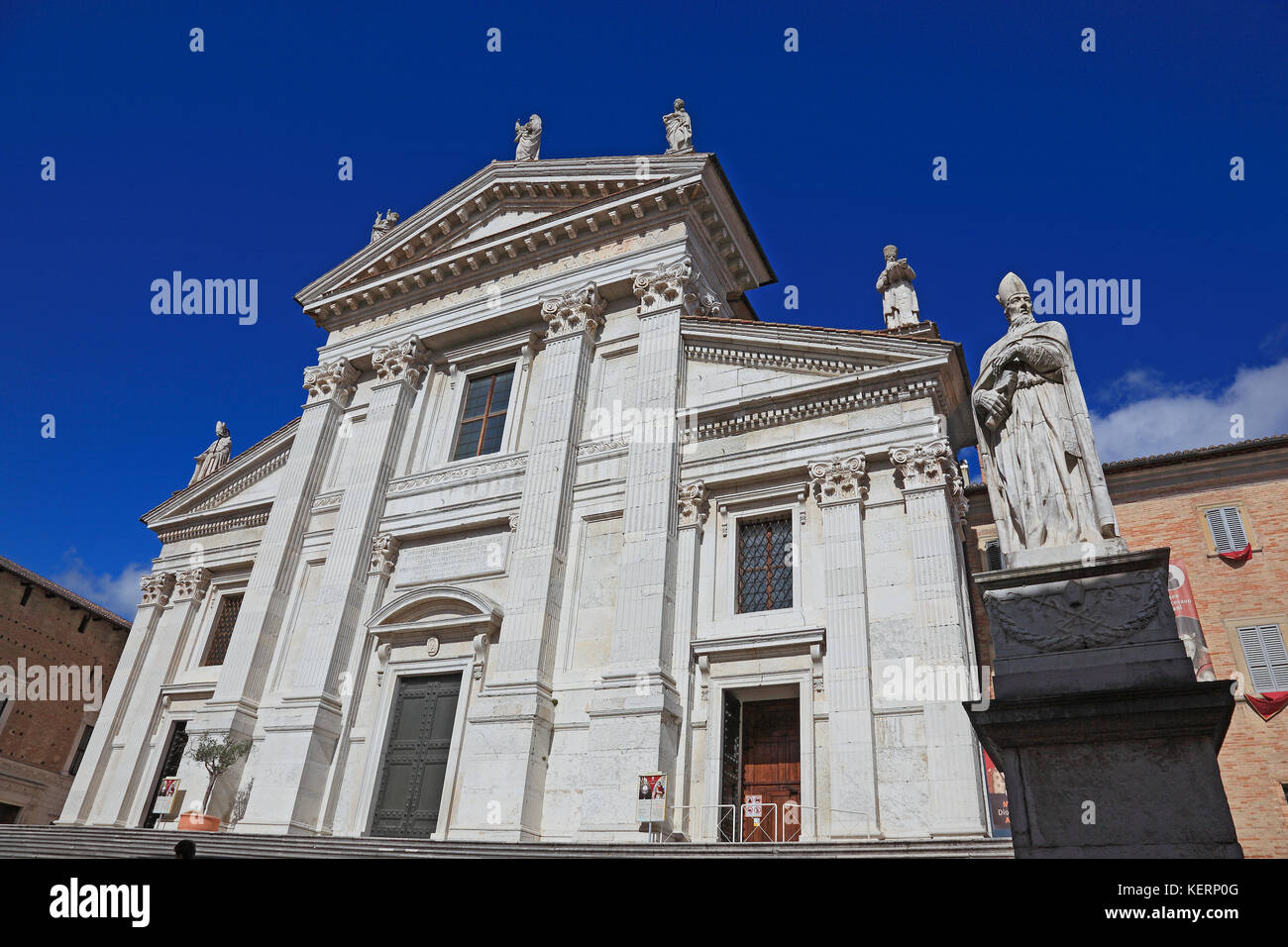 Vue de la cathédrale, le Duomo di Urbino, cathédrale Metropolitana di Santa Maria Assunta, Urbino duomo, Marches, Italie Banque D'Images