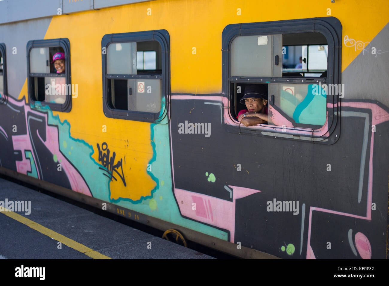 Le train se déplace le long de la côte de False Bay à Cape Town, province de Western Cape, Afrique du Sud. Banque D'Images