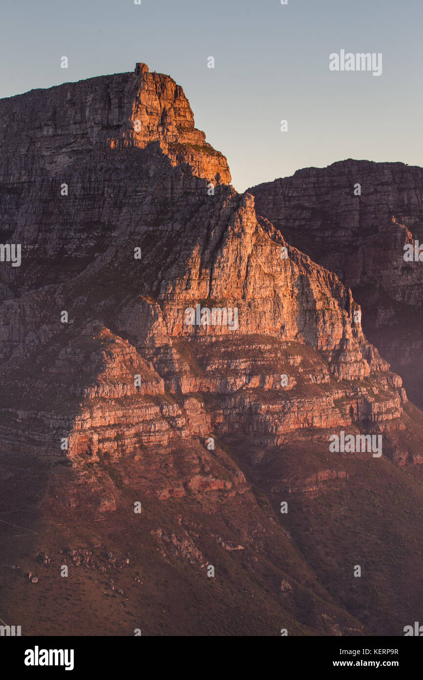 Table Mountain National Park est une destination de randonnée populaire dans la ville du Cap et comprend la montagne de la table, tête de lion, et Devil's Peak. Banque D'Images