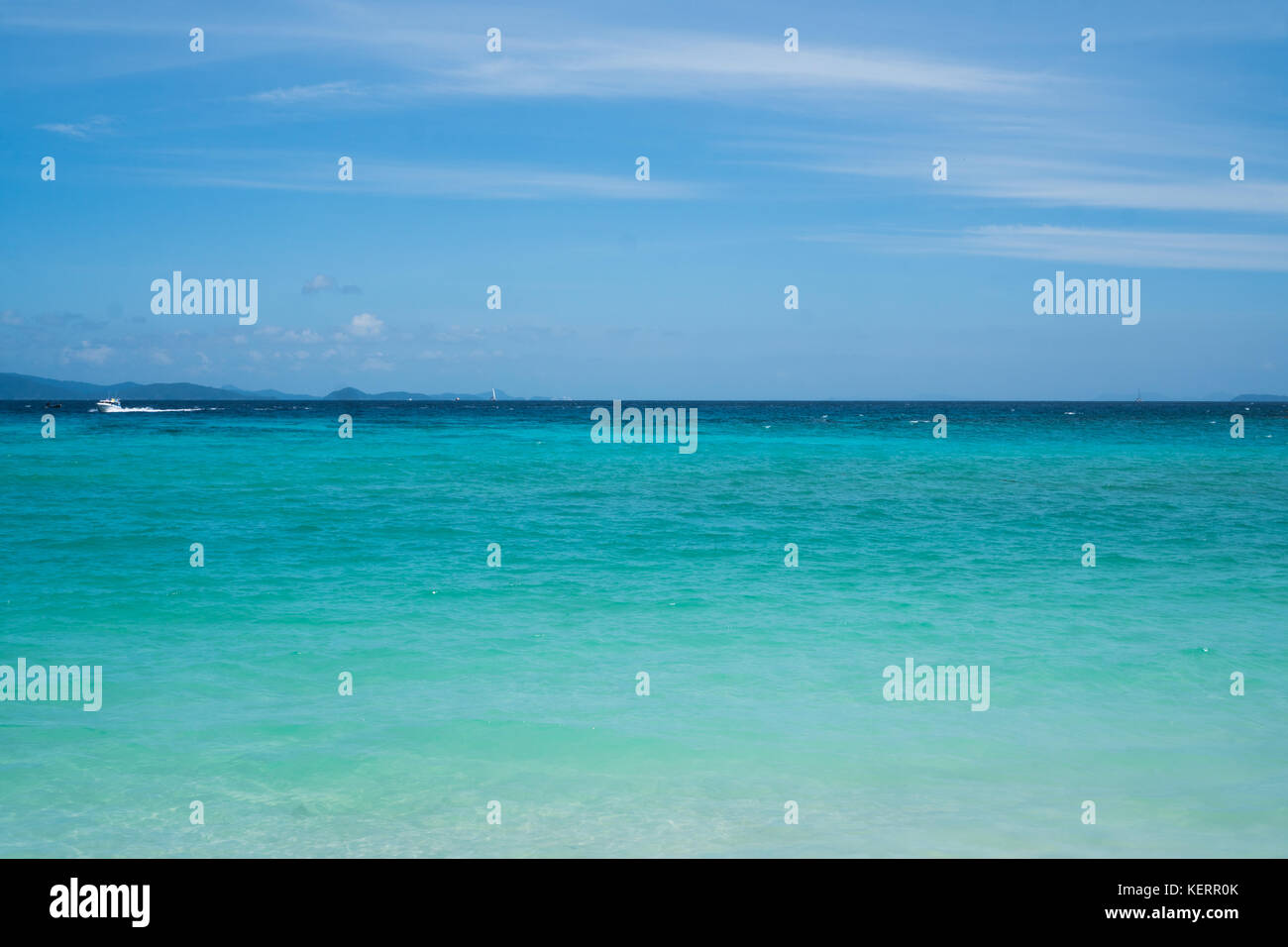 Belle mer bleue et le ciel au-dessus de lui Banque D'Images