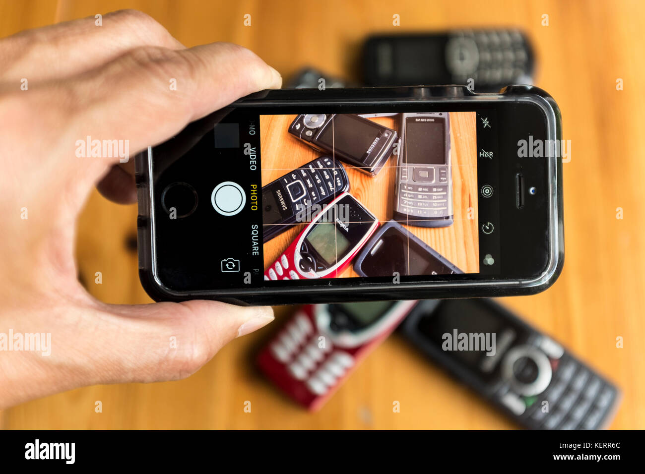 La prise de photo de l'ancien téléphone mobile désaffecté avec l'iPhone se smart phone Banque D'Images