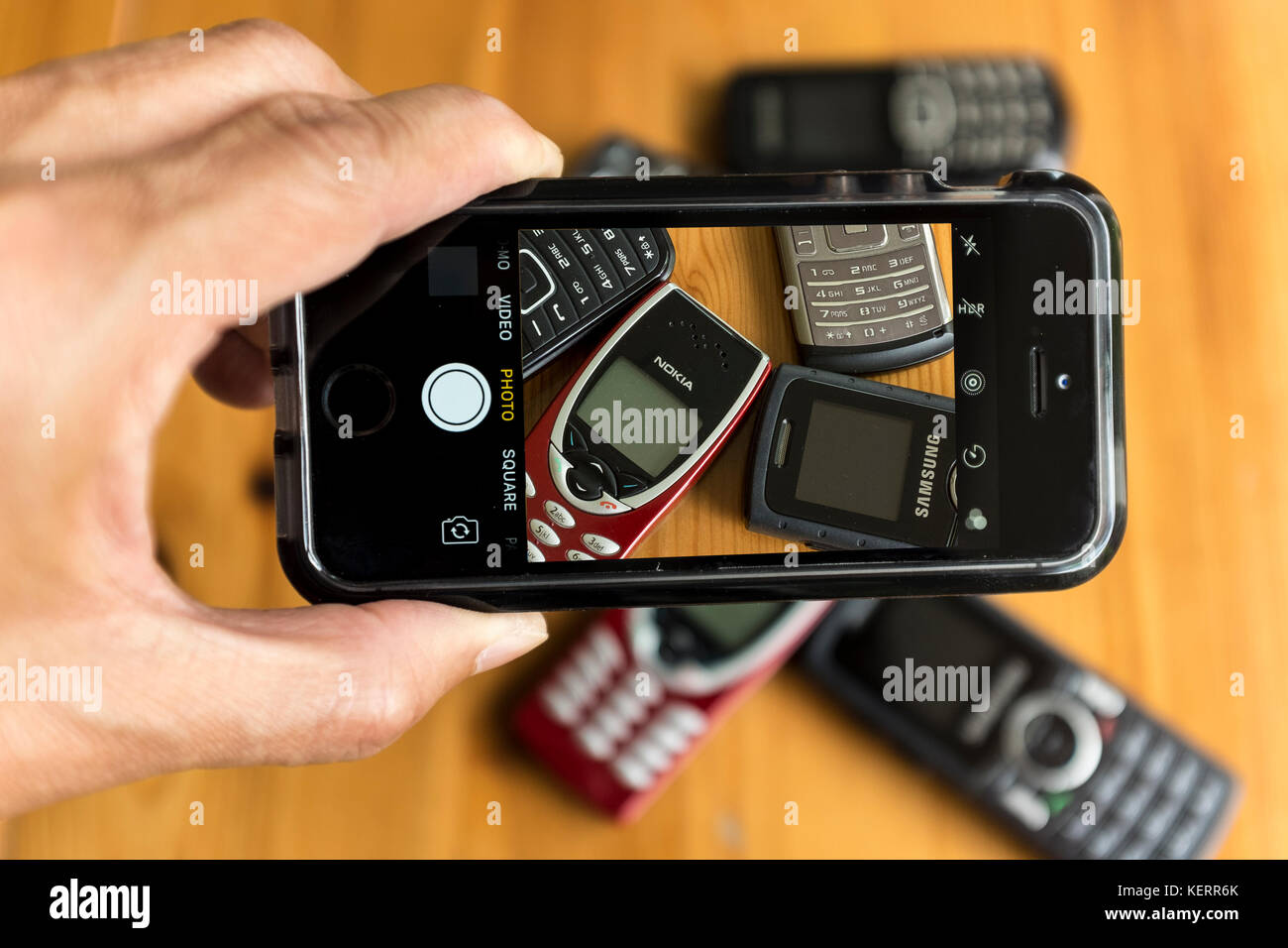 La prise de photo de l'ancien téléphone mobile désaffecté avec l'iPhone se smart phone Banque D'Images