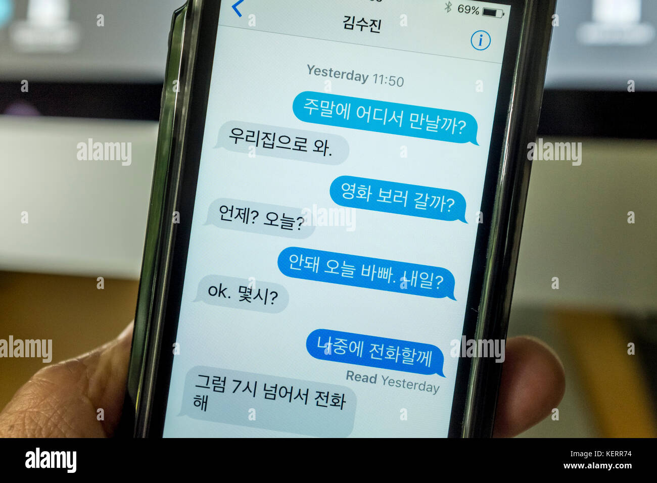 Les messages texte en coréen sur smartphone iPhone SE Banque D'Images