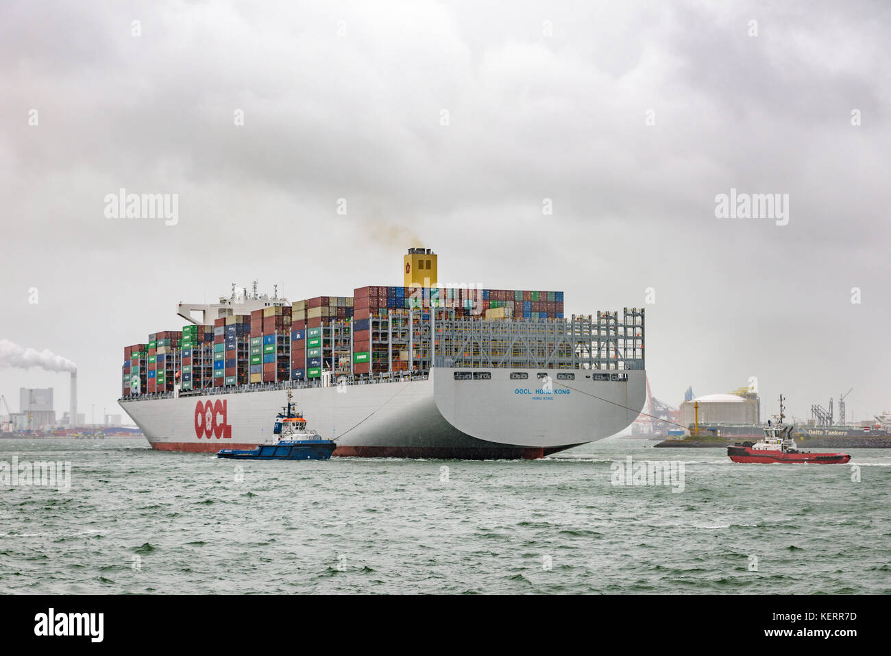 ROTTERDAM, PAYS-BAS - 14 SEPTEMBRE 2017 : le plus grand porte-conteneurs du monde, l'OOCL Hong Kong, arrive au port de Rotterdam pendant Banque D'Images ROTTERDAM, PAYS-BAS - 14 SEPTEMBRE 2017 : le plus grand porte-conteneurs du monde, l'OOCL Hong Kong, arrive au port de Rotterdam pendant Banque D'Images