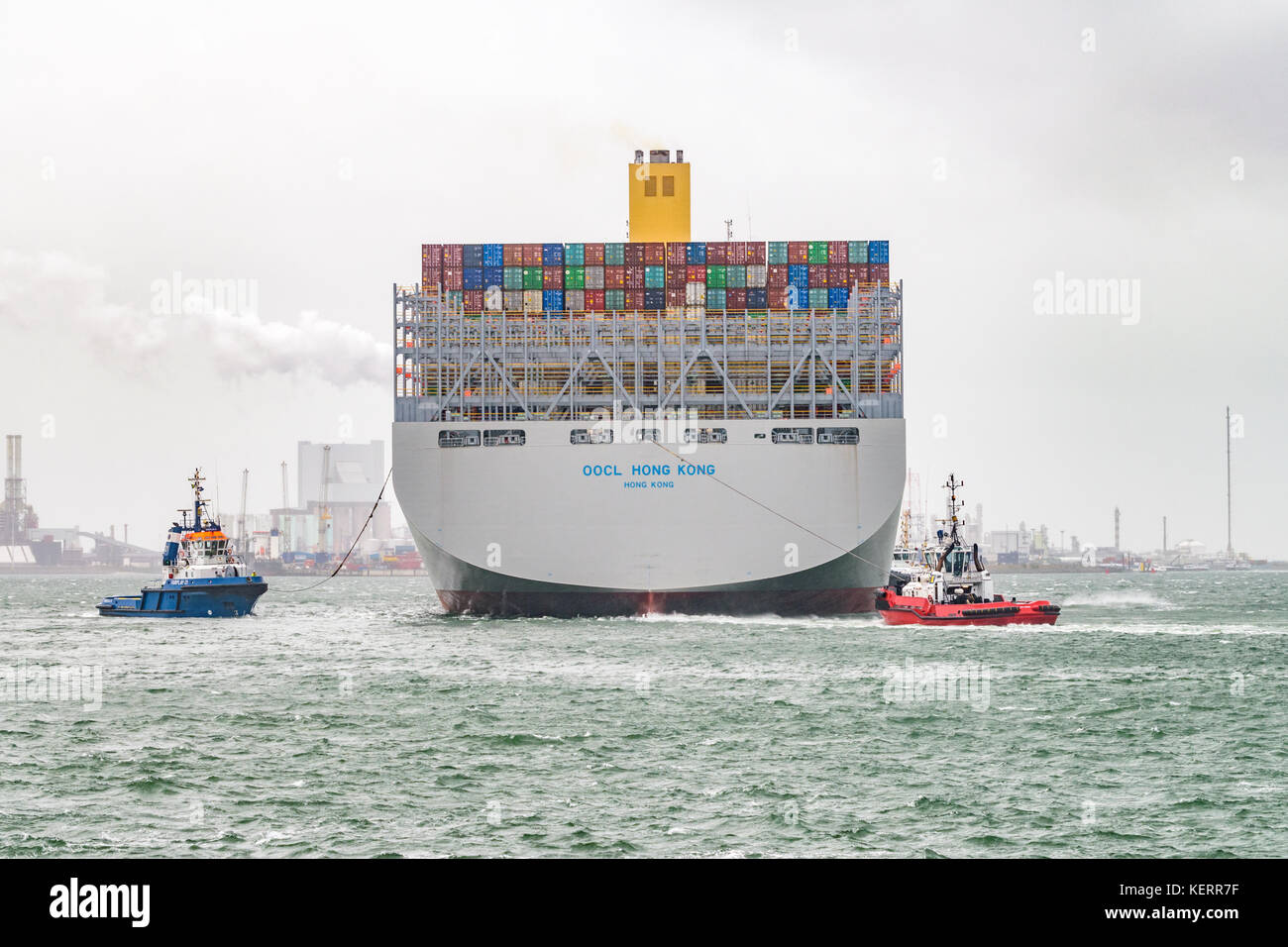 ROTTERDAM, PAYS-BAS - 14 SEPTEMBRE 2017 : le plus grand porte-conteneurs du monde, l'OOCL Hong Kong, arrive au port de Rotterdam pendant Banque D'Images ROTTERDAM, PAYS-BAS - 14 SEPTEMBRE 2017 : le plus grand porte-conteneurs du monde, l'OOCL Hong Kong, arrive au port de Rotterdam pendant Banque D'Images