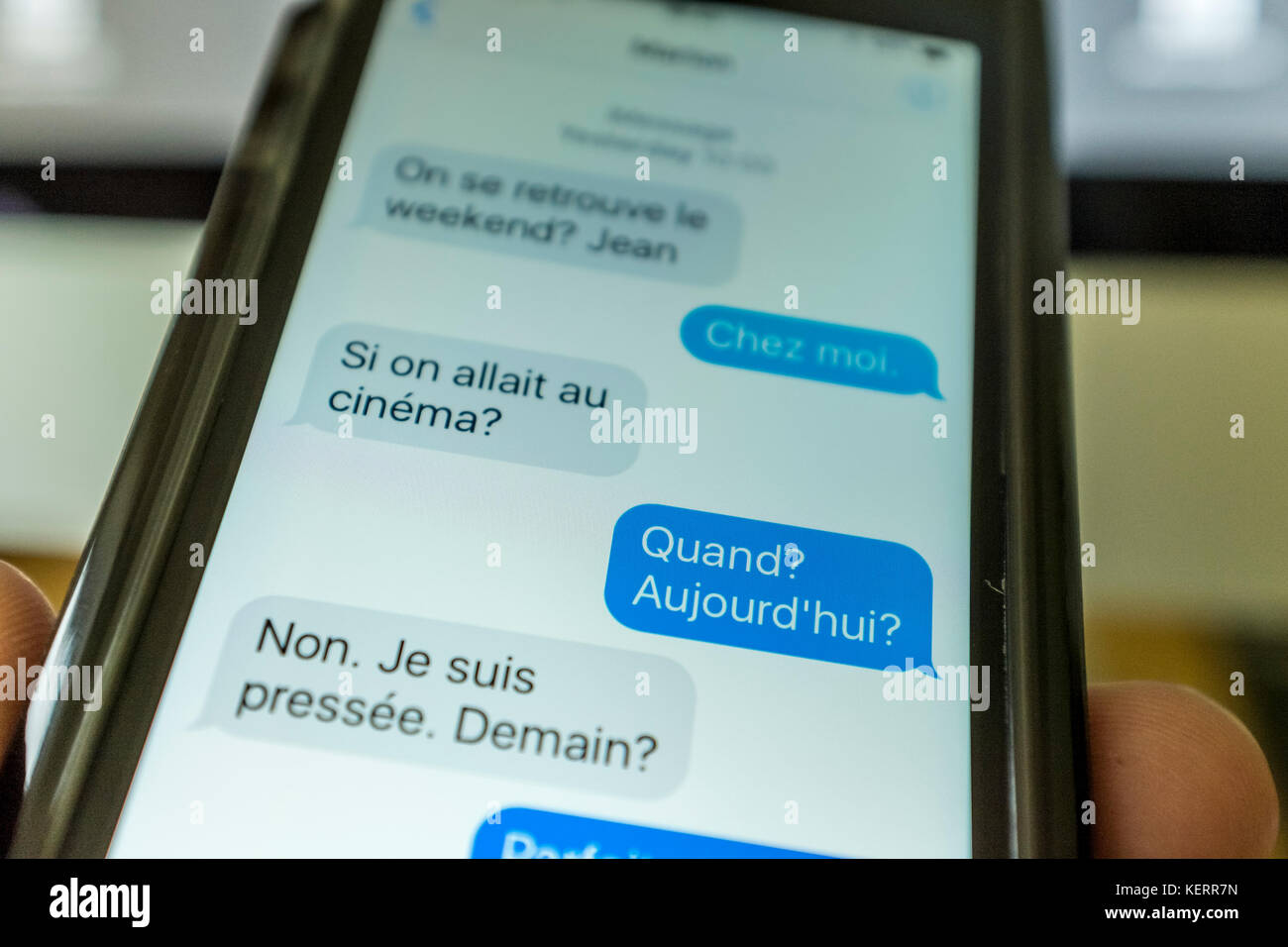 Messages texte écrit en français sur un smartphone Banque D'Images