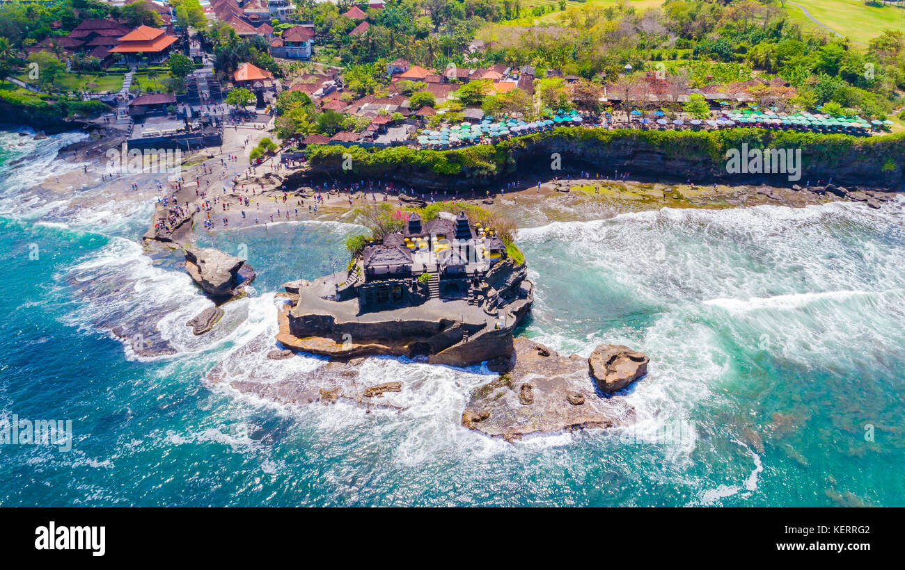 Temple de Tanah lot sur l'océan. Bali, Indonésie. Banque D'Images