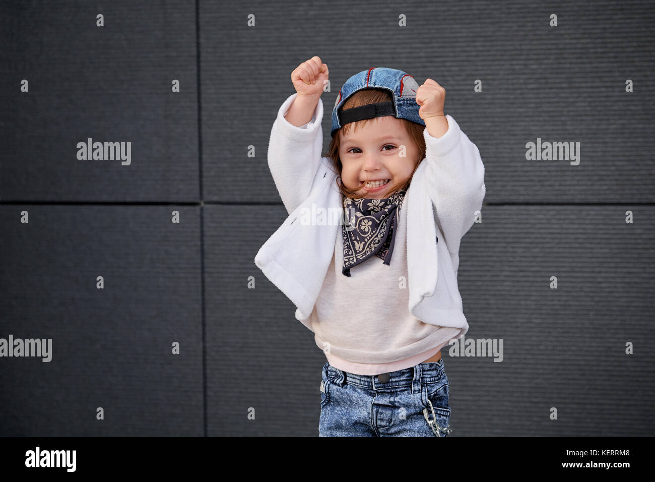 L'enfant modèle le hip-hop.bébé dans une casquette de baseball. Banque D'Images