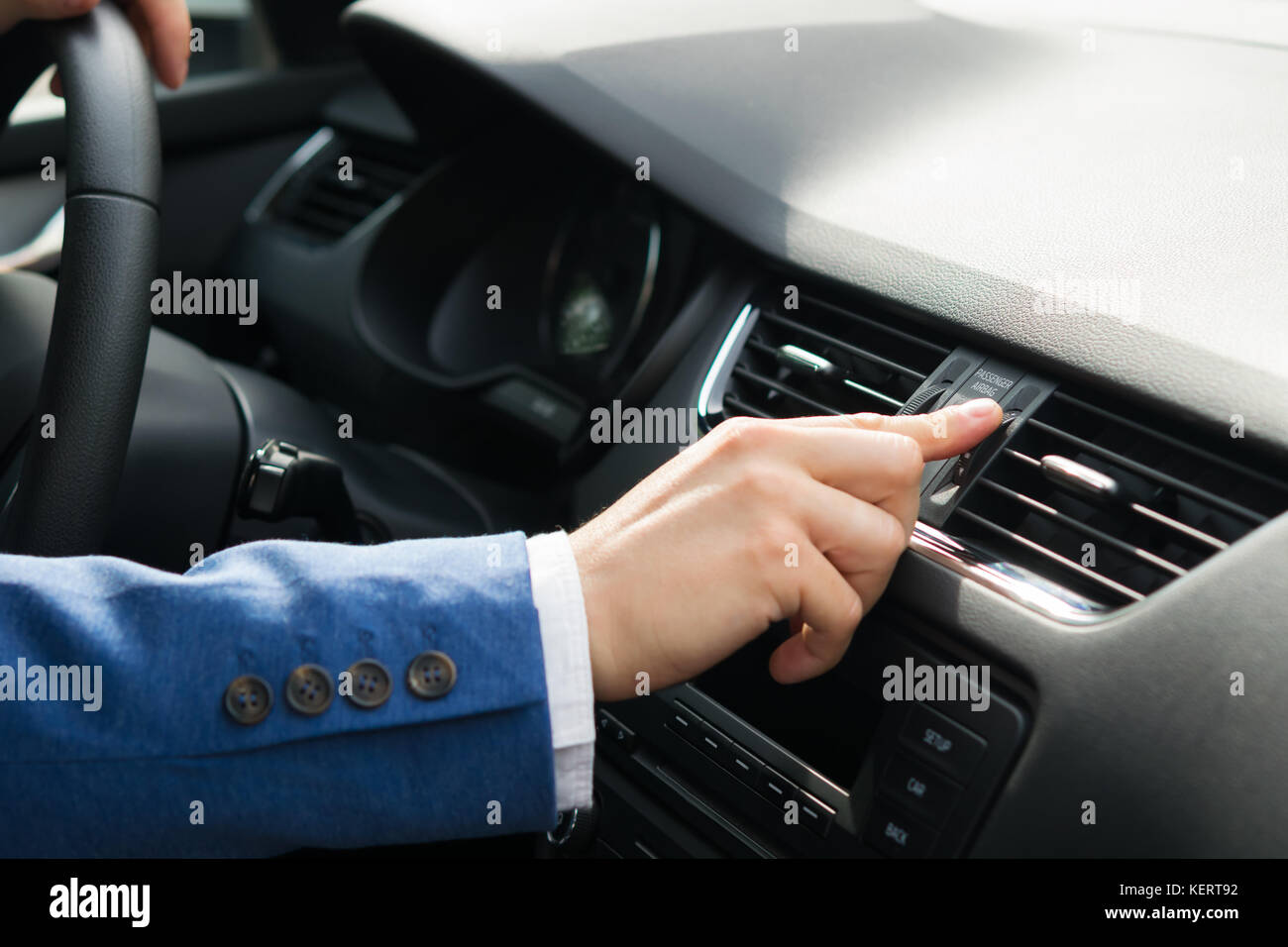 La main du conducteur de la voiture s'ouvre l'entrée d'air sur la voiture de bord Banque D'Images