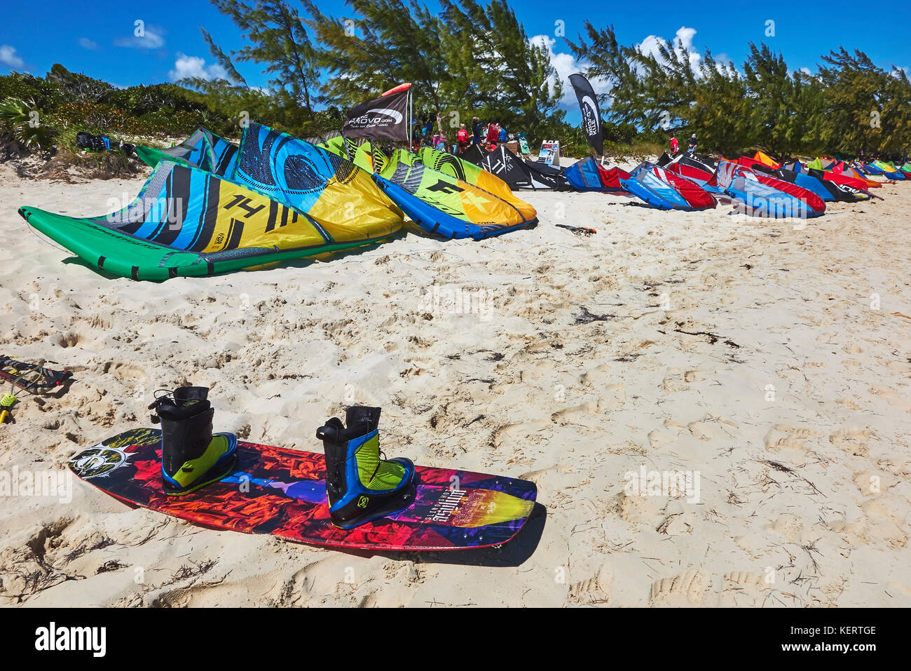 Le matériel de kite-surf sur le sable à long bay beach, Providenciales, l'un des plus populaires des Caraïbes kite-surf sites. dans les îles Turques et Caïques. Banque D'Images