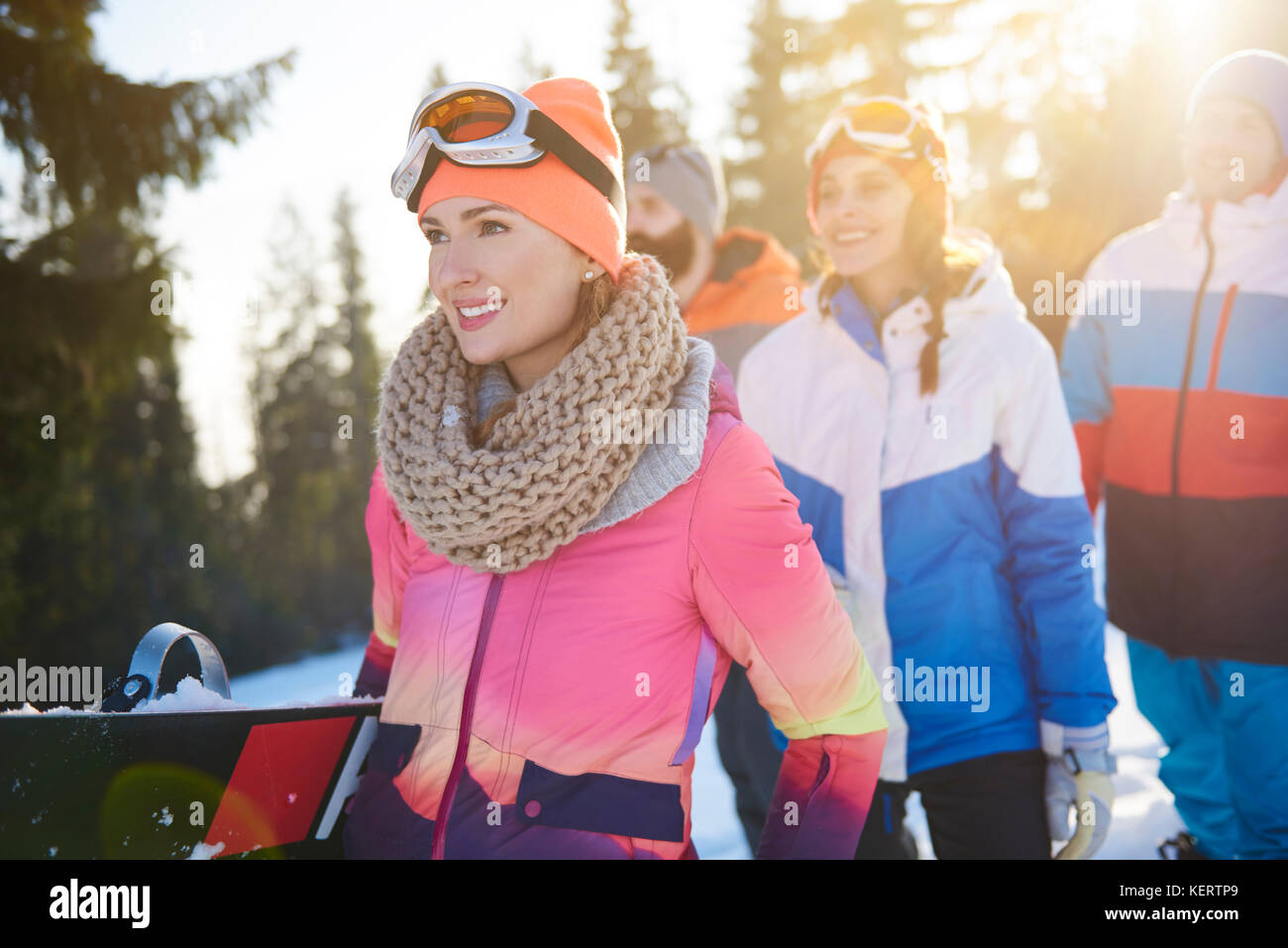 Jeunes amis sur le séjour ski Banque D'Images