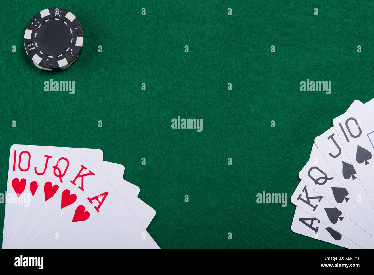 Cartes sur une table de poker vert à partir de deux joueurs de poker Banque D'Images