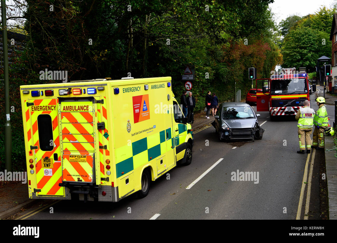 Les services d'urgence (ambulance, pompiers) sur les lieux d'un accident de la route, Haslemere, Surrey, Royaume-Uni. samedi 30 septembre 2017. Banque D'Images