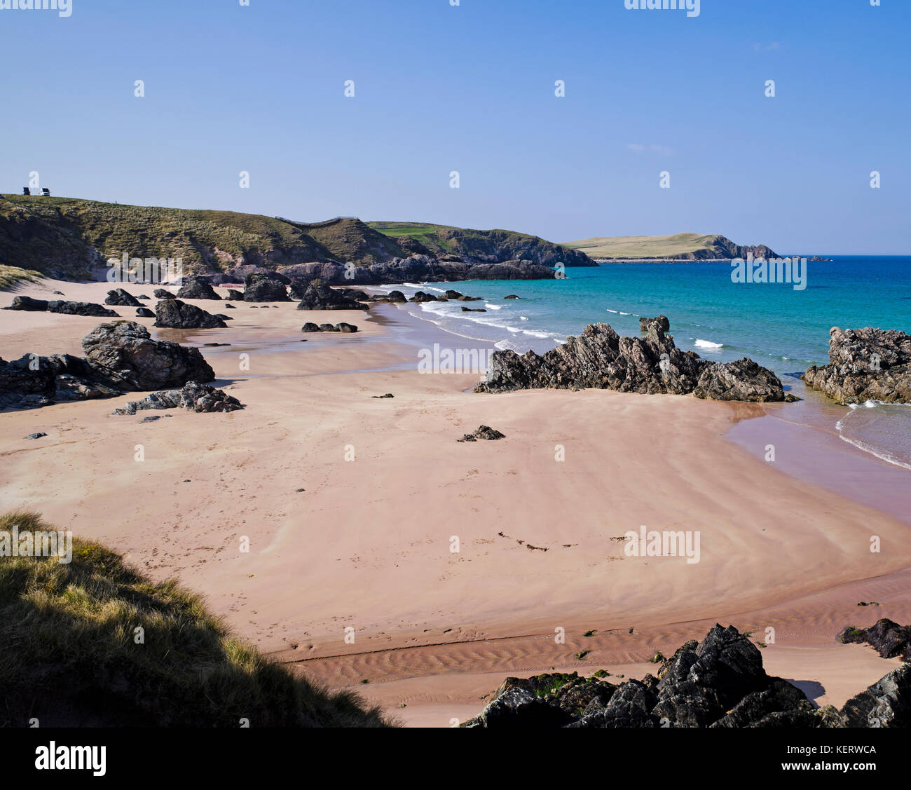 Mer calme, ciel bleu profond, belle plage de sable à Sangomore Sango (sables bitumineux), Durness, Sutherland, sur la côte nord, route 500 Highlands écossais, UK Banque D'Images