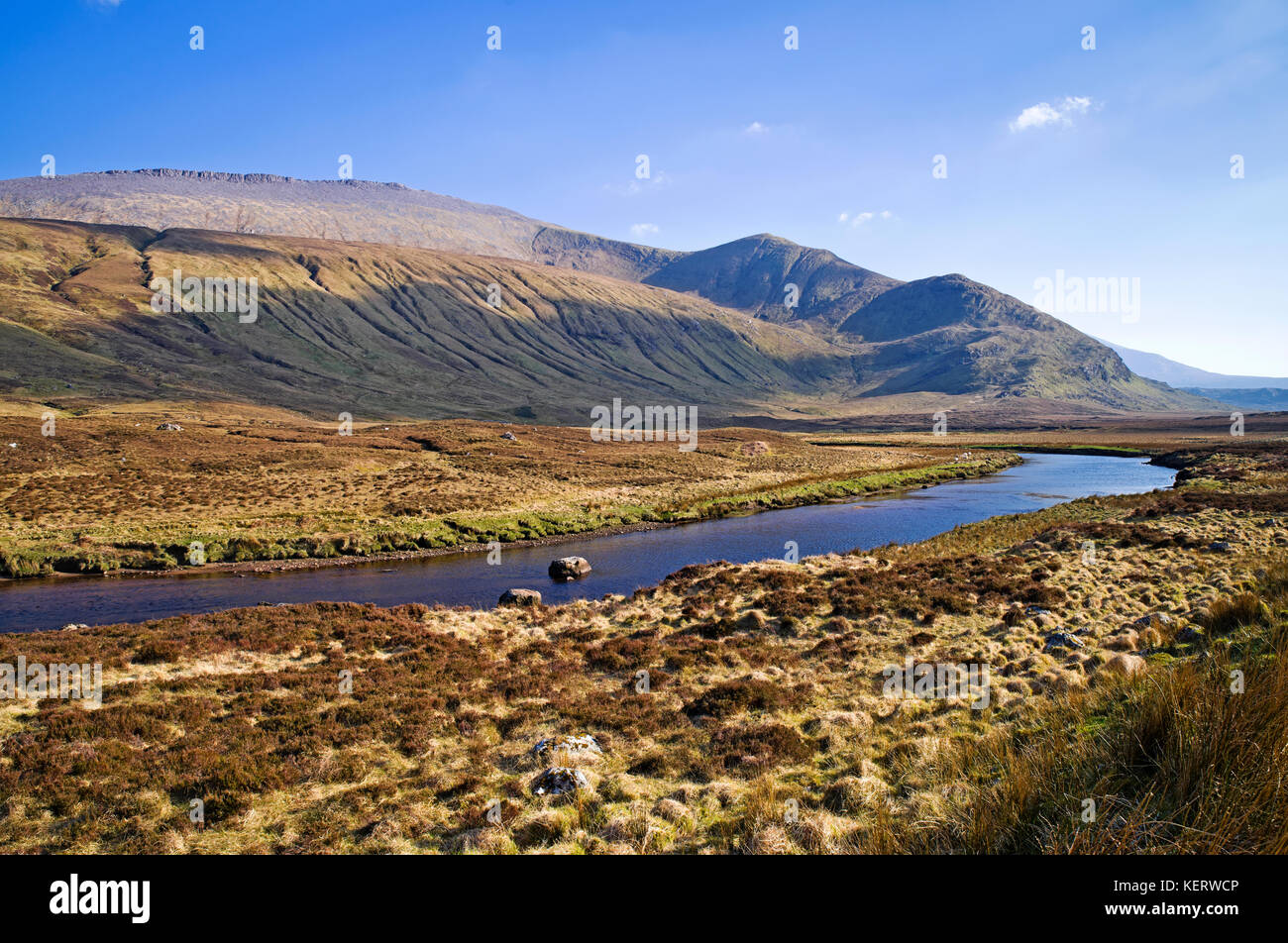 Beinn Spionnaidh Dionard la rivière et vu de l'A838 la route au nord de Gualin, sur la côte nord 500 route touristique, Sutherland, dans les Highlands. Banque D'Images
