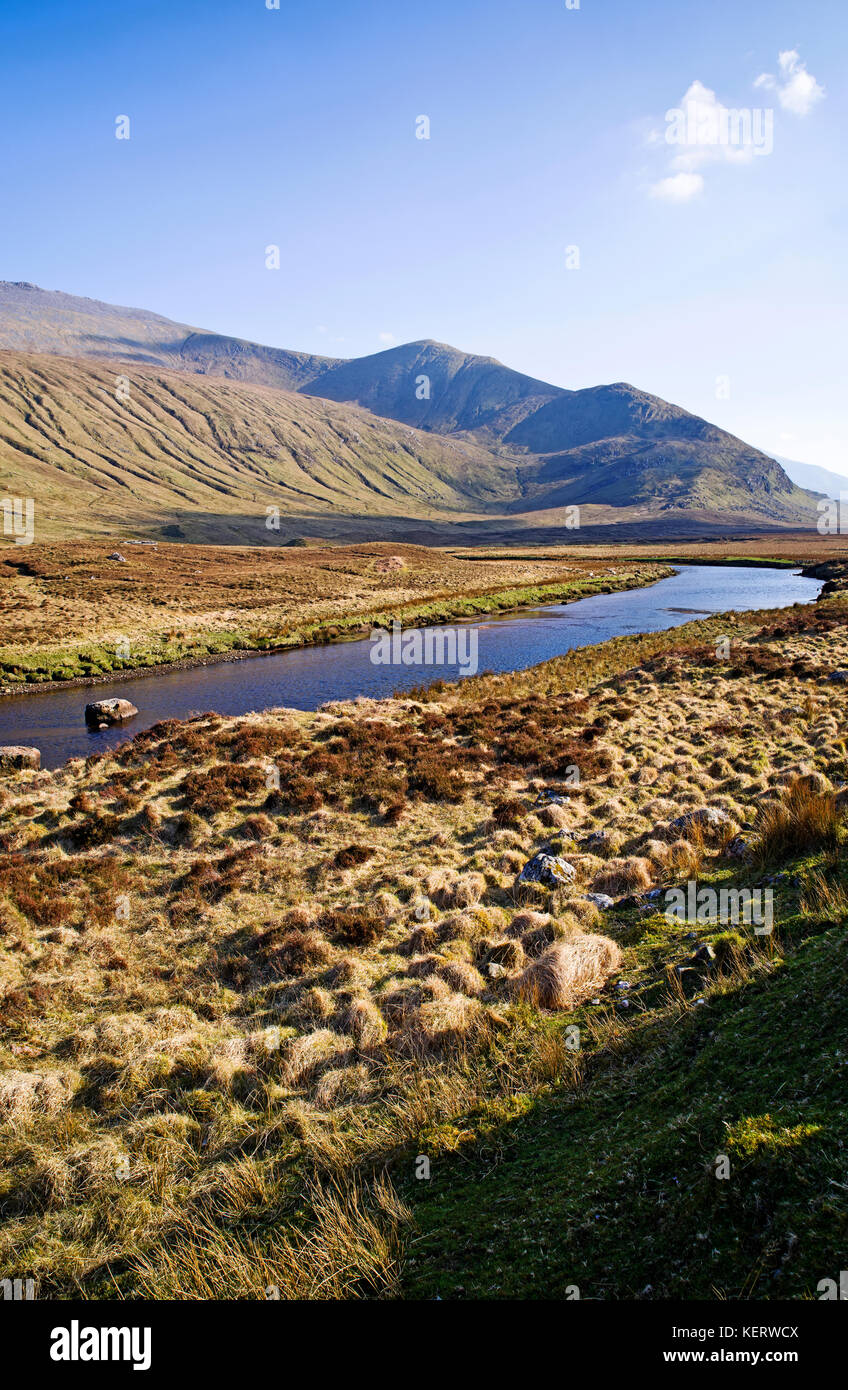 Beinn Spionnaidh Dionard la rivière et vu de l'A838 la route au nord de Gualin, sur la côte nord 500 route touristique, Sutherland, dans les Highlands. Banque D'Images