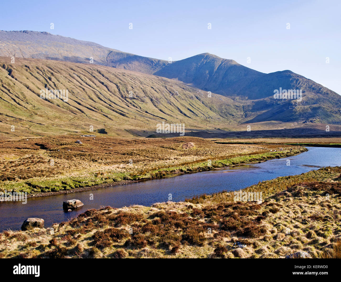 Beinn Spionnaidh Dionard la rivière et vu de l'A838 la route au nord de Gualin, sur la côte nord 500 route touristique, Sutherland, dans les Highlands. Banque D'Images