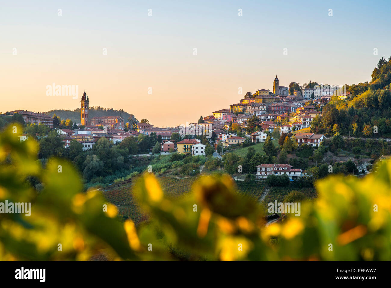 Village sur une colline au coucher du soleil, Monforte d'alba, Piémont, Italie Banque D'Images