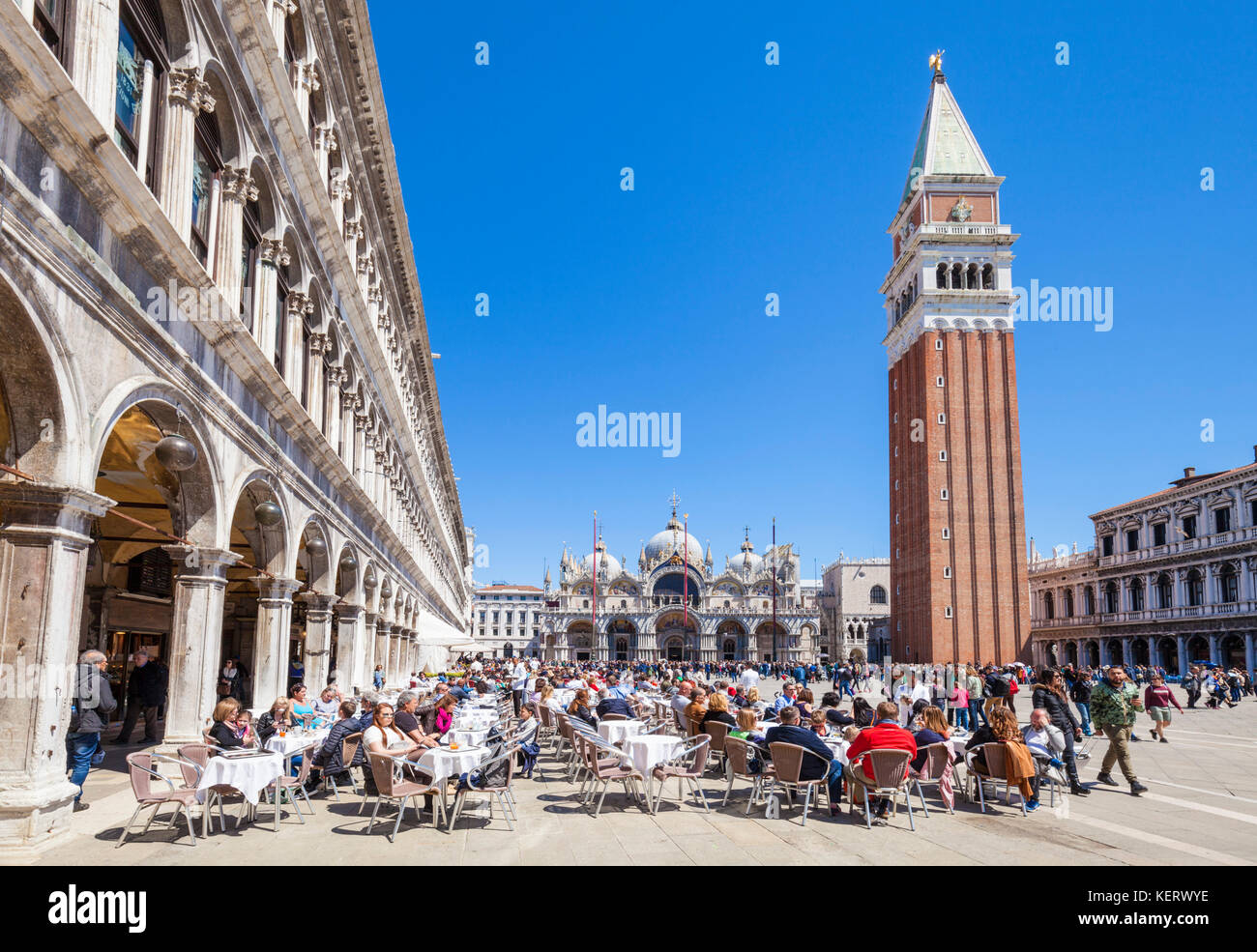 Venise ITALIE VENISE cafés de la Place Saint Marc (Piazza san marco) en face de l'hôtel Campanile et Basilica di San Marco la Basilique Saint Marc Venise Italie Banque D'Images