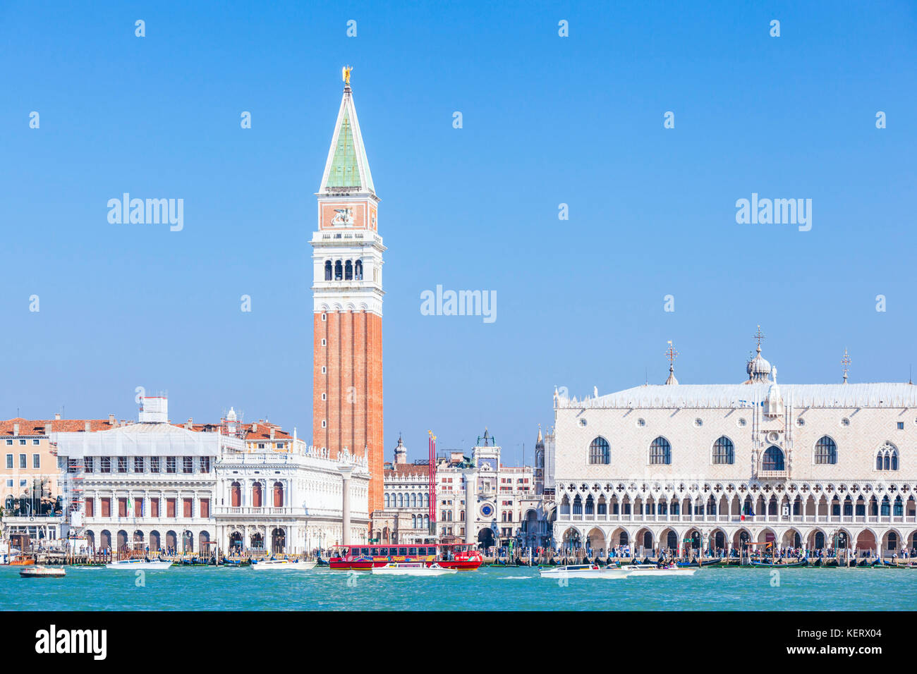 Venise ITALIE VENISE Occupé Bacino San Marco à Venise avec des bateaux-taxis et vaparettos le palais des Doges et le campanile Venise Italie Europe de l'UE Banque D'Images