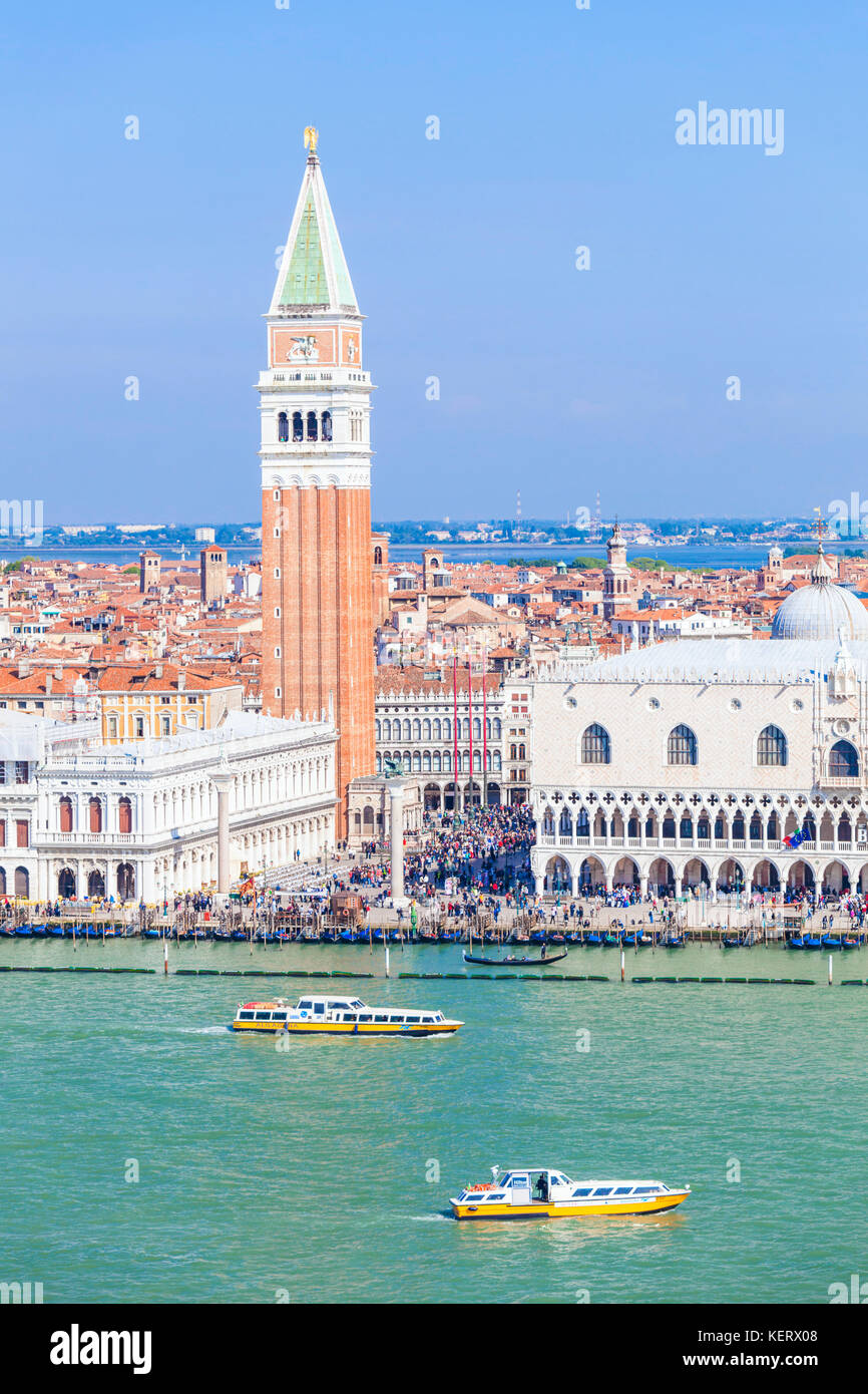 Venise ITALIE VENISE occupé des foules de touristes visiter Venise, Riva degli Schiavoni, promenade près de palais des Doges et le campanile Venise Italie Europe de l'UE Banque D'Images