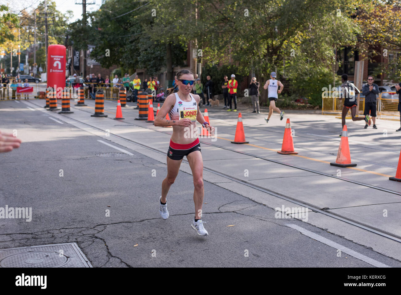 Toronto, Ontario/Canada - oct 22, 2017 : coureur de marathon jones en passant le 33km point de retour au 2017 Scotiabank Toronto Waterfront Marathon. Banque D'Images