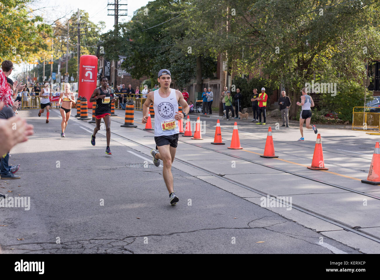 TORONTO, ON/CANADA - 22 OCT 2017 : les coureurs de marathon franchissent le point de retournement de 33 km au marathon riverain de Toronto de la Banque Scotia 2017. Banque D'Images