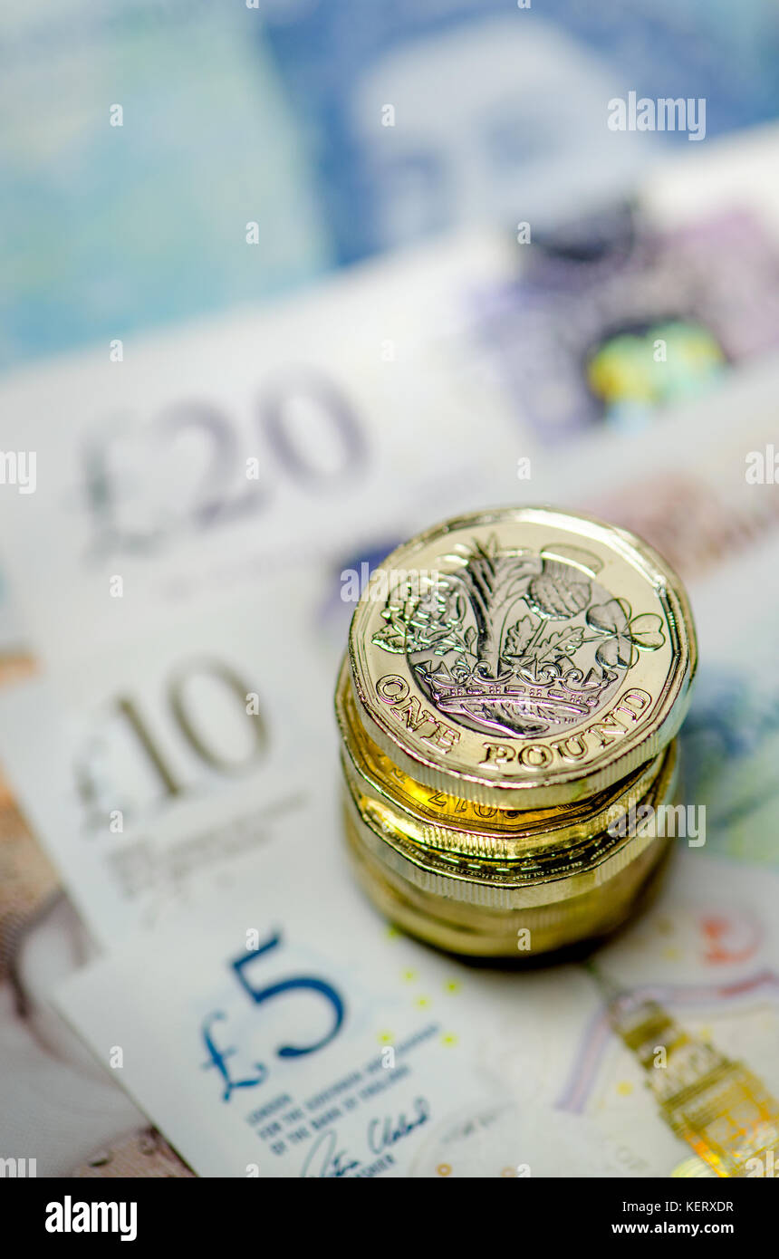 Devise britannique - pile de nouveau (2016) pièces livre sur €5 €10 et €20 notes Banque D'Images