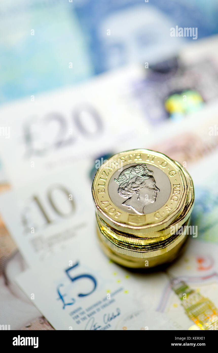 Devise britannique - pile de nouveau (2016) pièces livre sur €5 €10 et €20 notes Banque D'Images
