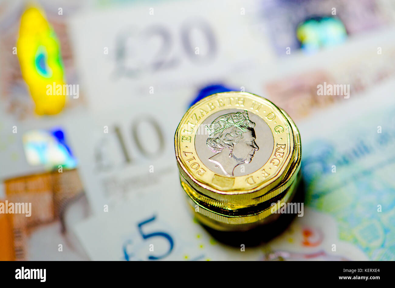 Devise britannique - pile de nouveau (2016) pièces livre sur €5 €10 et €20 notes Banque D'Images