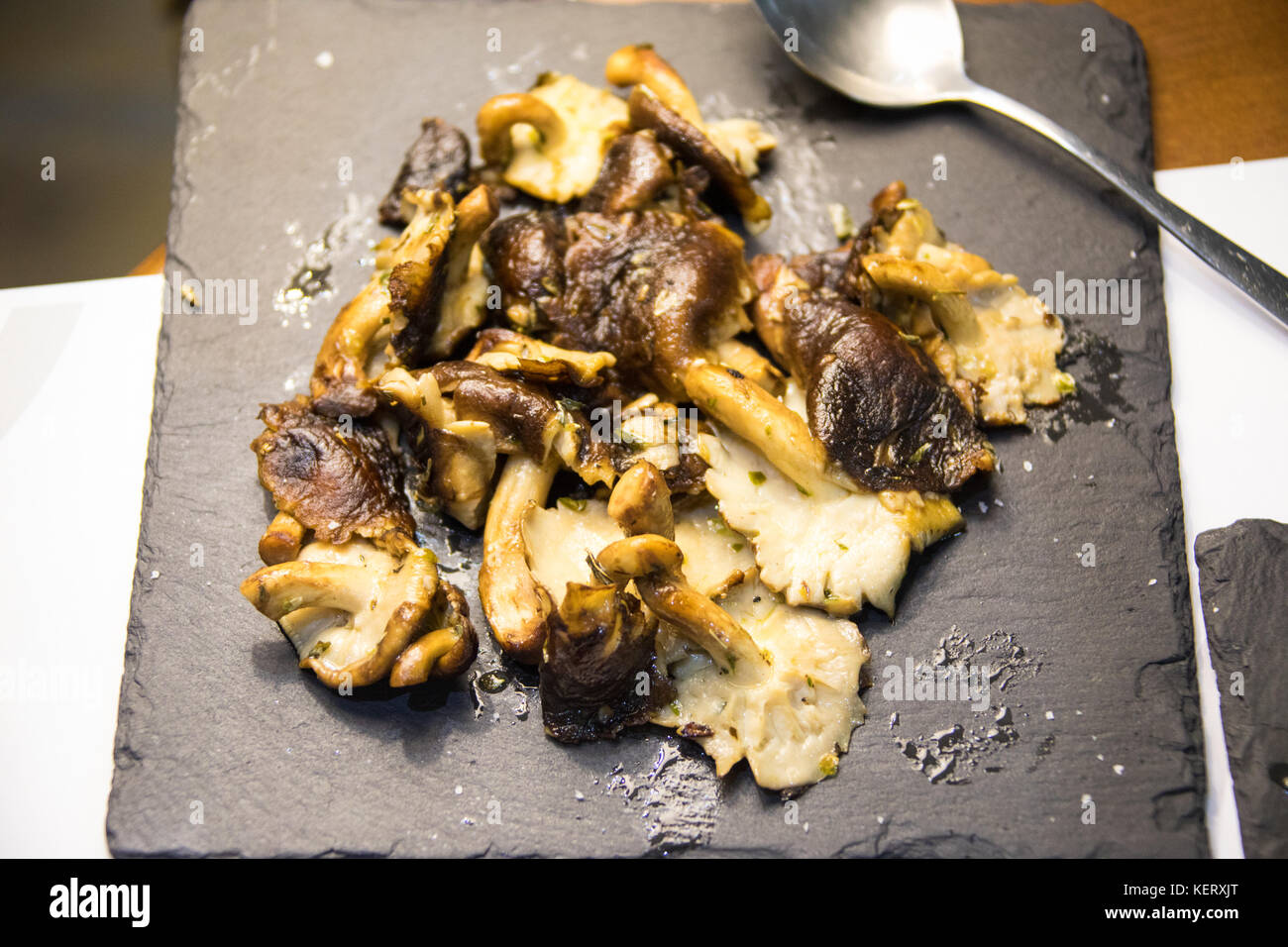 Sauté de champignons locaux au restaurant El Amor, Tomar, Province du Ribatejo, Portugal Banque D'Images