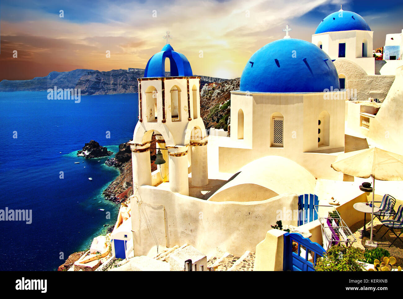 Au coucher du soleil de Santorin. célèbre dômes bleus et la Grèce sur la caldera. Banque D'Images