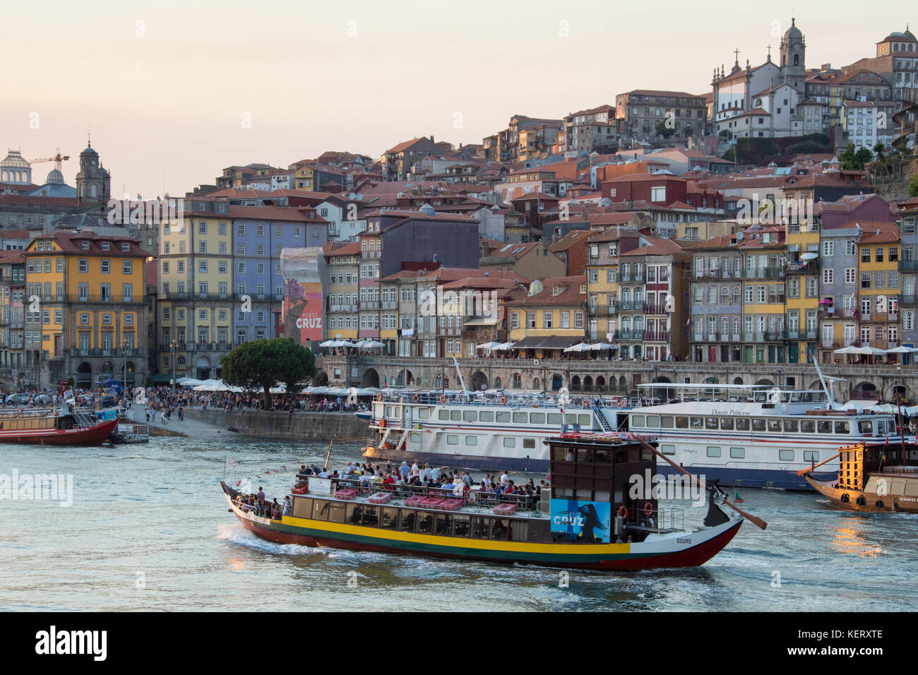 Bateau de tourisme, du fleuve Douro, Porto, Portugal Banque D'Images