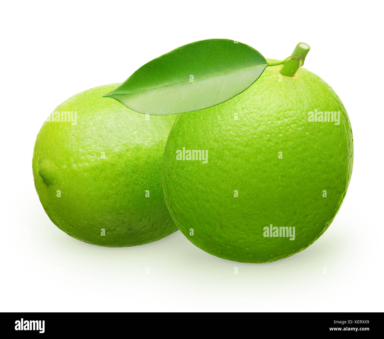 Fruits frais entiers avec lime feuille verte à côté de la chaux couché sur le côté isolé sur fond blanc Banque D'Images