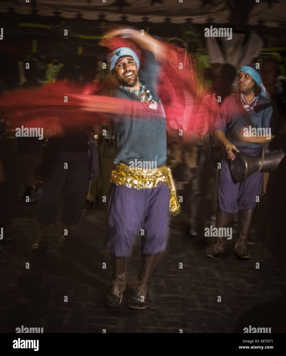 Danseuse marocaine dans un flou coloré Banque D'Images